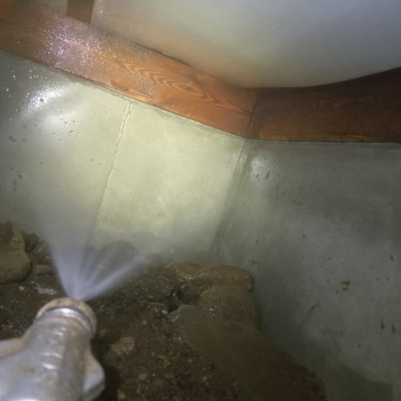 床下の木材にシロアリ駆除剤を散布
