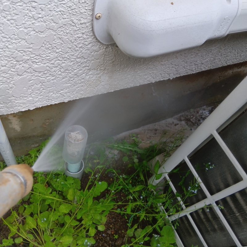 室外機まわりにシロアリ駆除剤を散布