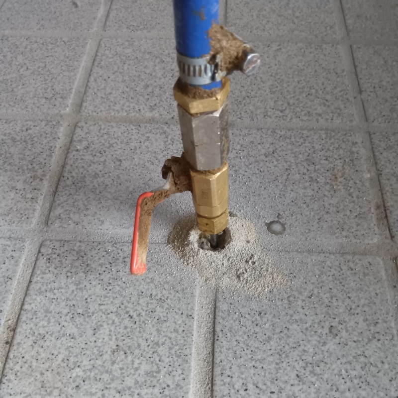床にシロアリ駆除剤を注入