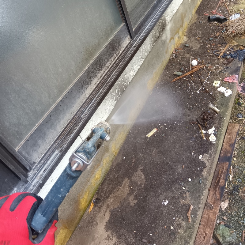 外周にシロアリ駆除剤を散布