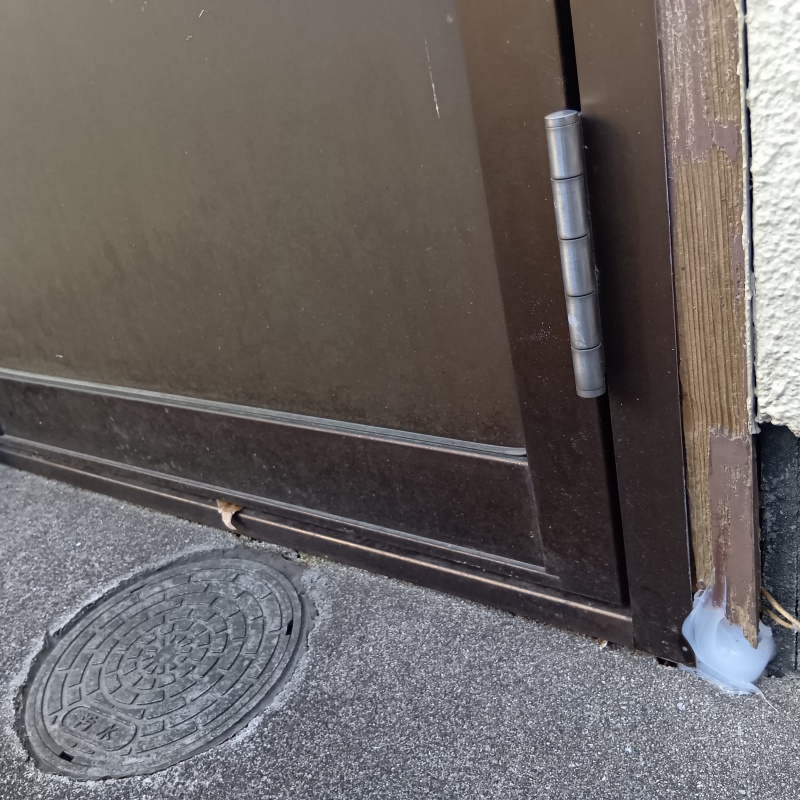 ドアと地面の間のすき間を封鎖