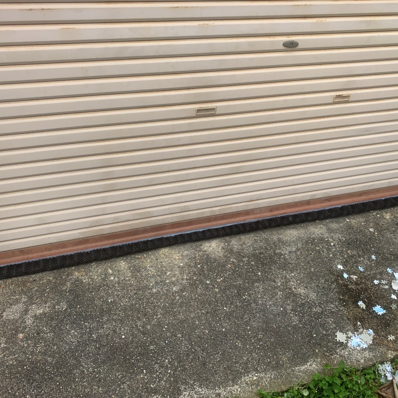 シャッターと地面の間のすき間を封鎖