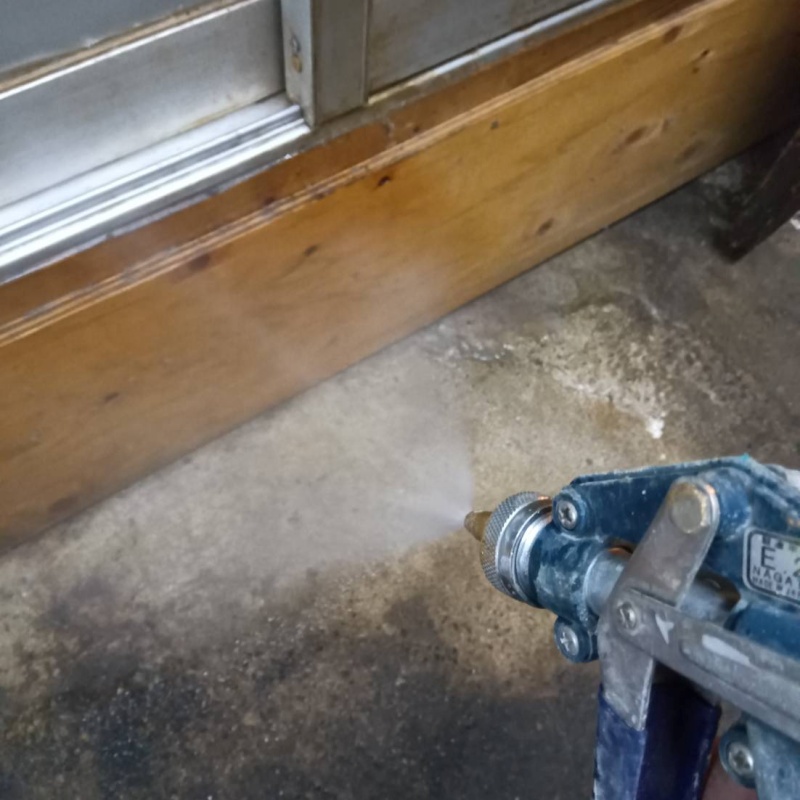 基礎まわりシロアリ駆除剤を散布する様子