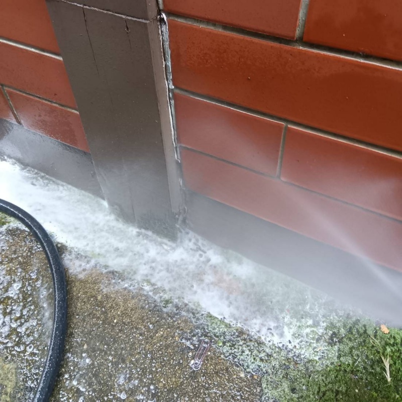 基礎まわりシロアリ駆除剤を散布する様子