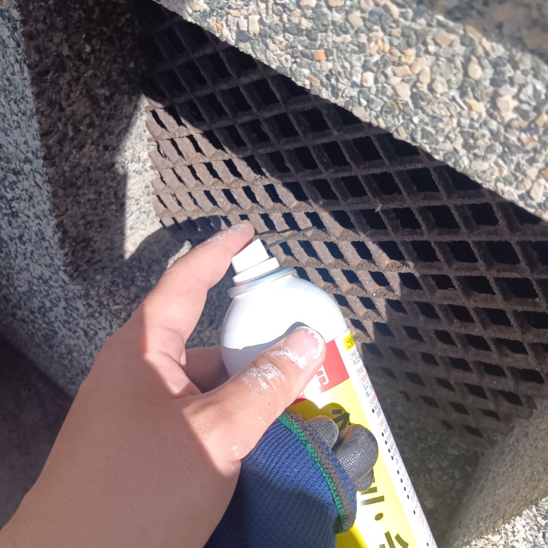 床下換気口から忌避剤をスプレー