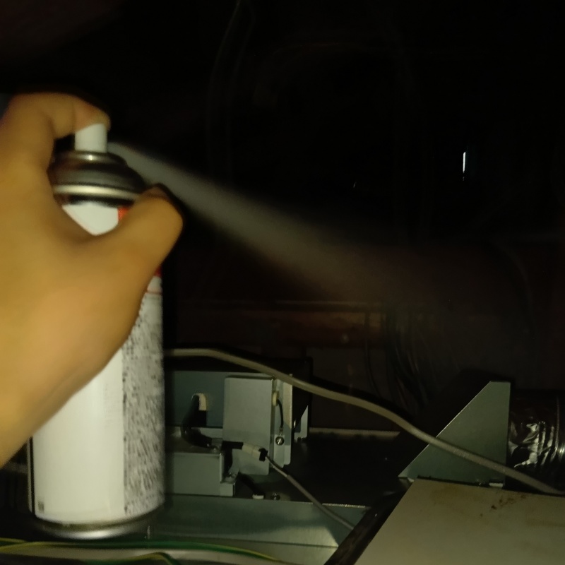 殺虫剤をスプレー
