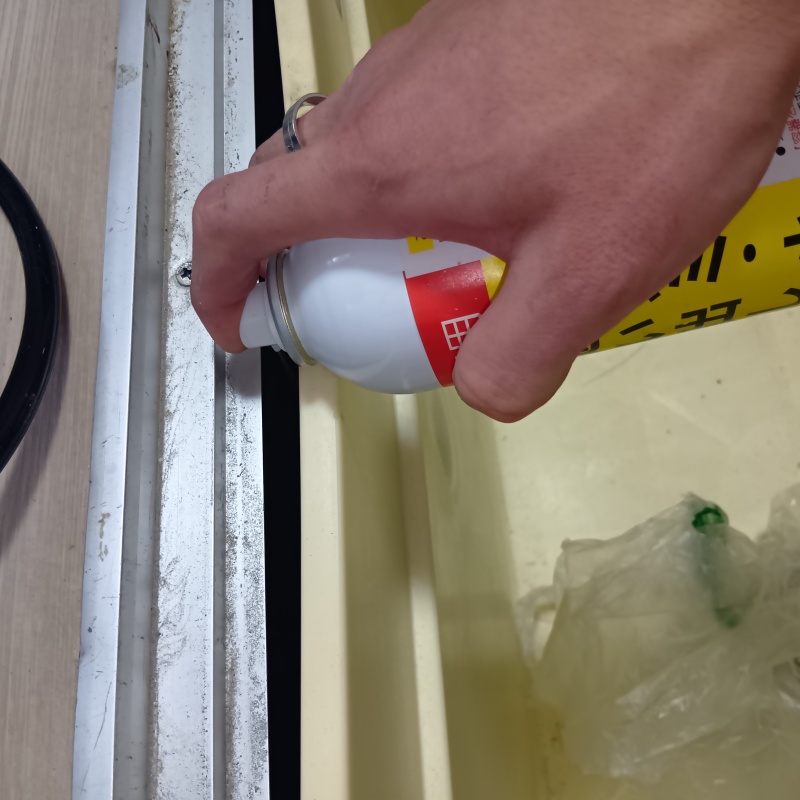 扉まわりに忌避剤をスプレー
