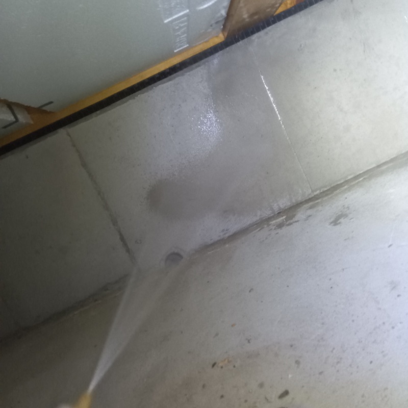 床下の基礎部分にシロアリ駆除剤を散布する様子