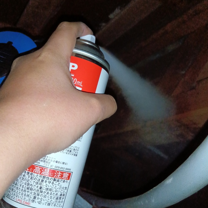 殺虫剤をスプレー