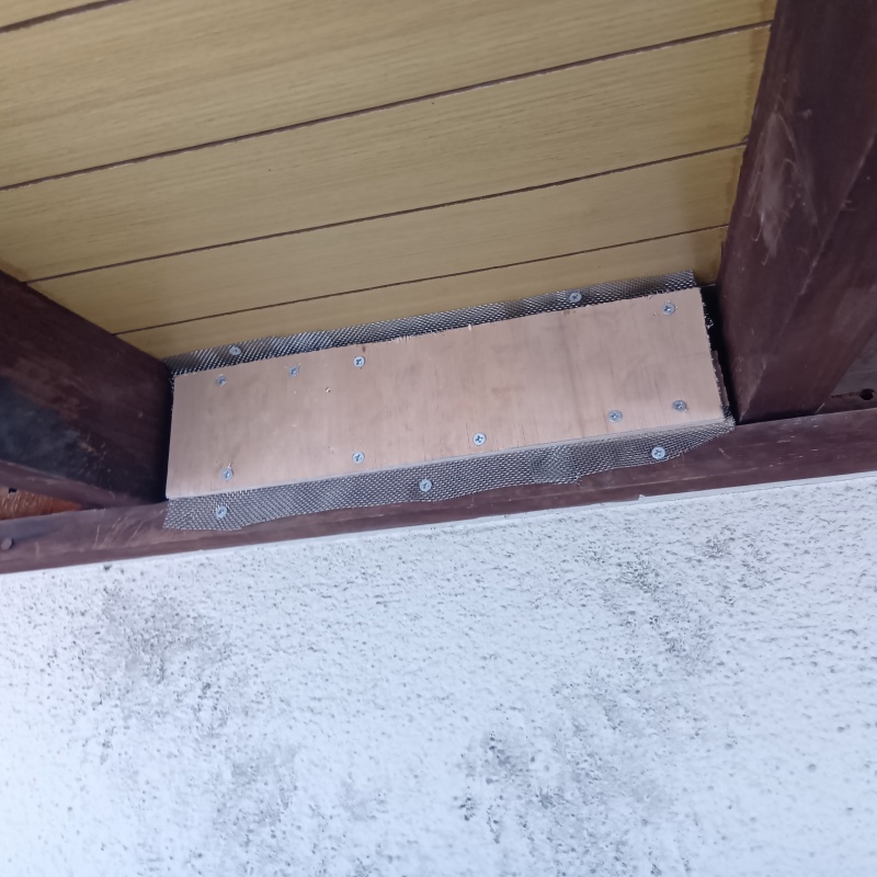 床下の開口部を板で封鎖