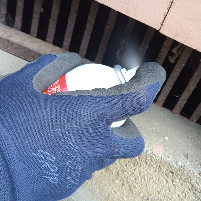 床下換気口から忌避剤をスプレー
