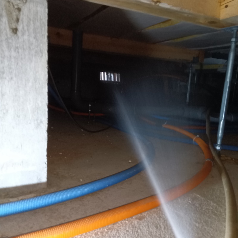 床下の土壌にシロアリ駆除剤を散布