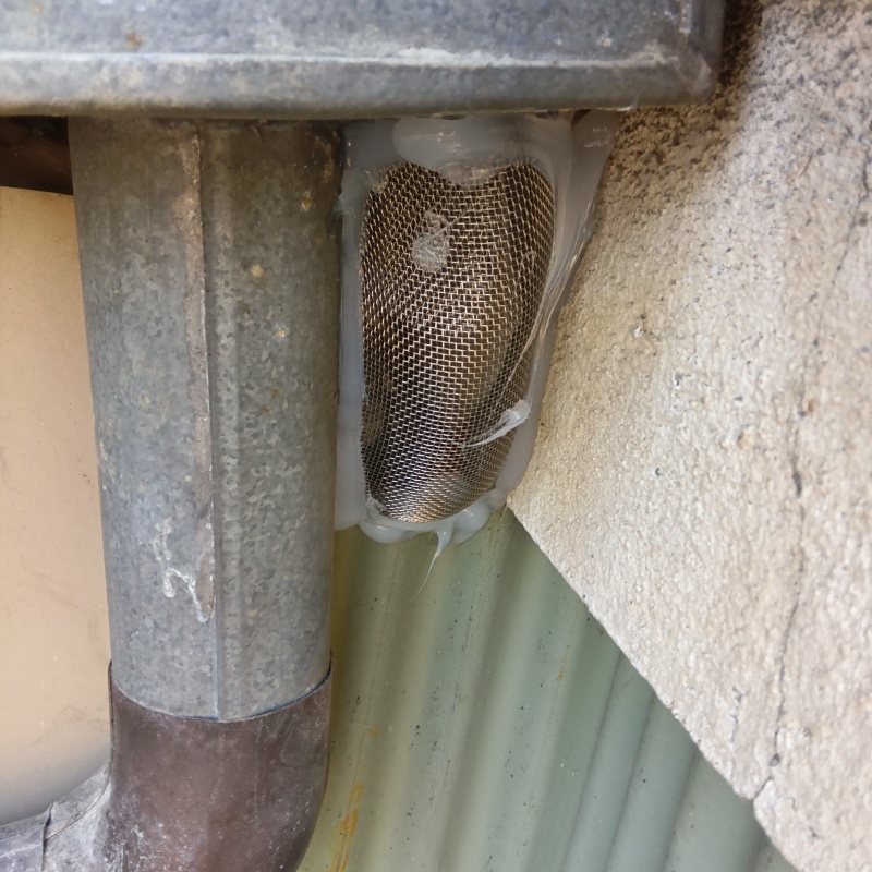 配管まわりの開口部をネットで封鎖