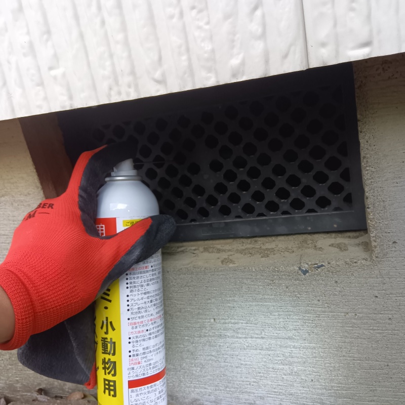床下換気口から忌避剤をスプレー