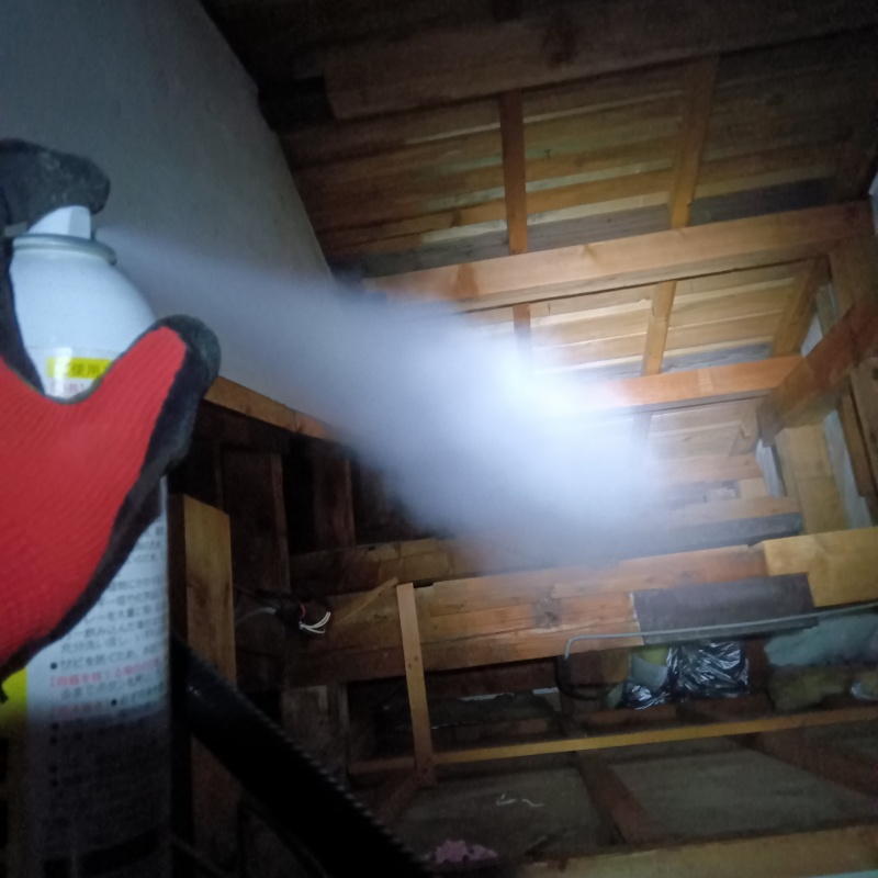天井裏に忌避剤をスプレー