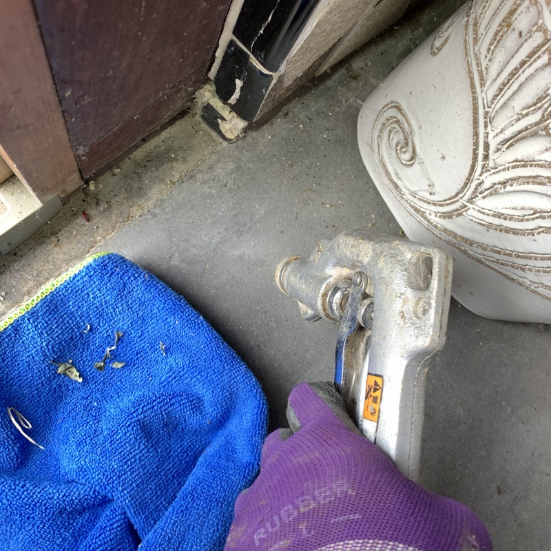 土間のコンクリートにシロアリ駆除剤を注入