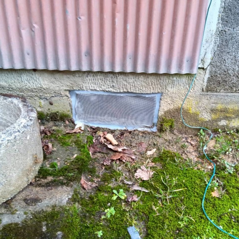 床下換気口をネットとパテで封鎖