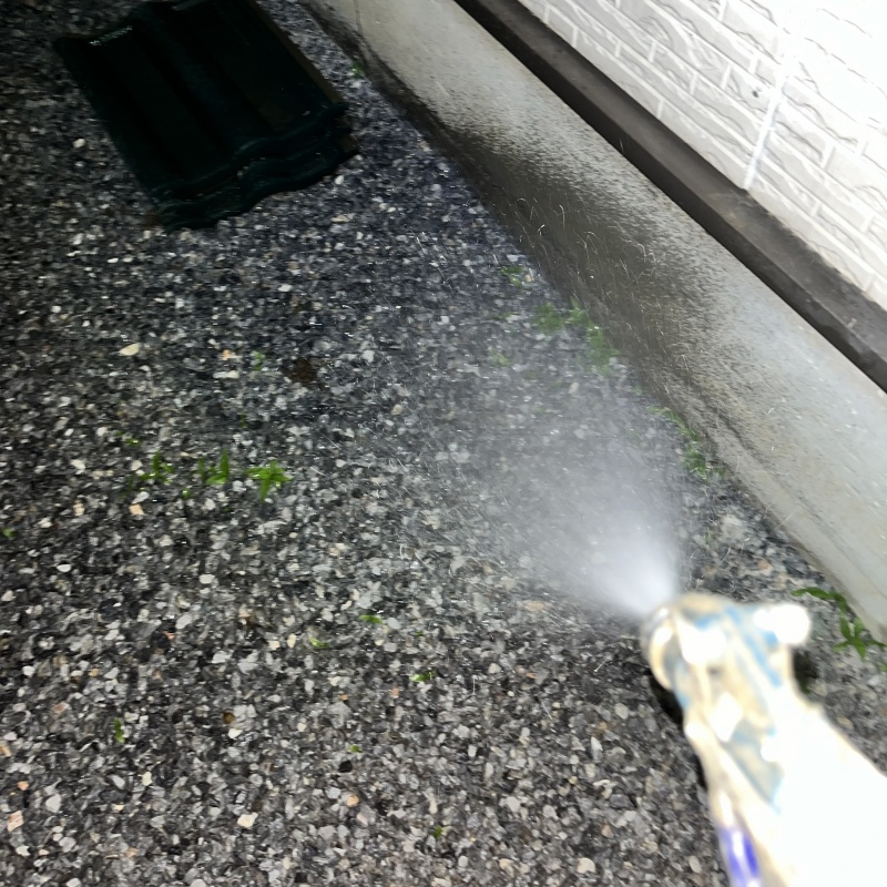建物まわりの地面にシロアリ駆除剤を散布