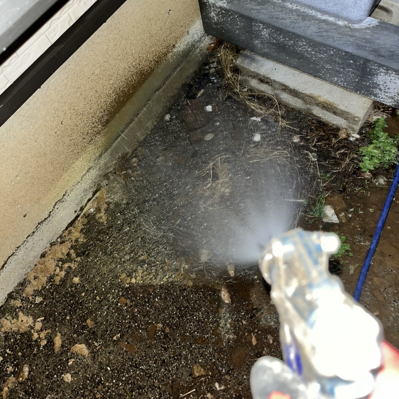 建物まわりの地面にシロアリ駆除剤を散布