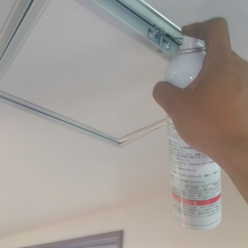 点検口から忌避剤をスプレー
