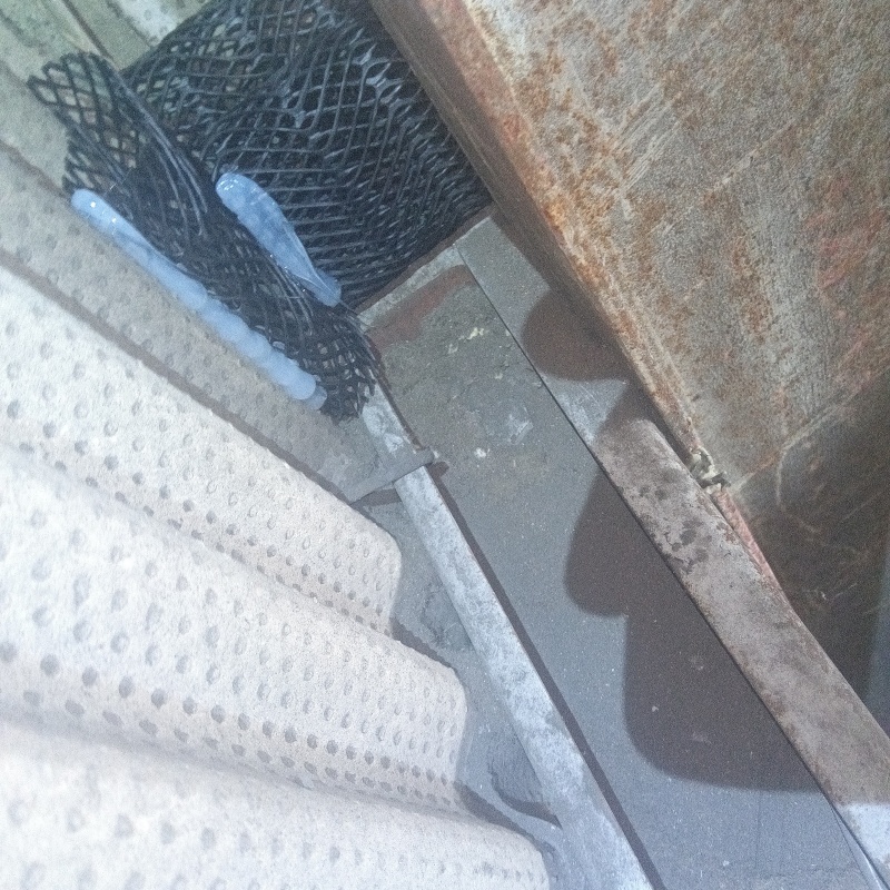 屋根付近の開口部を封鎖