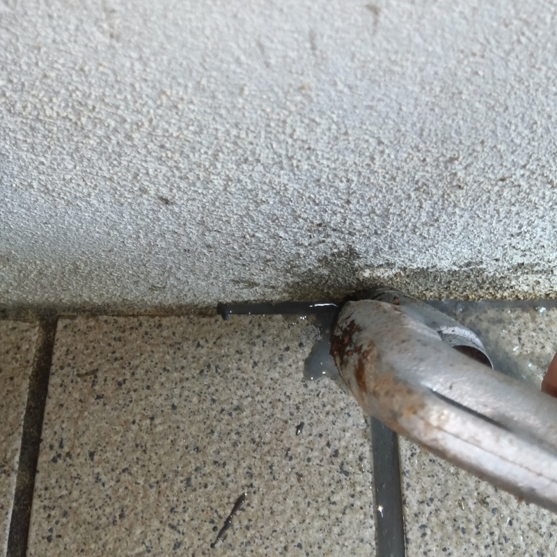 玄関の床にシロアリ駆除剤を注入