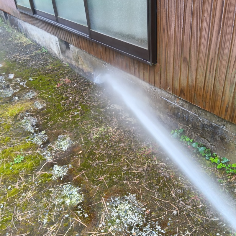 建物まわりにシロアリ駆除剤を散布
