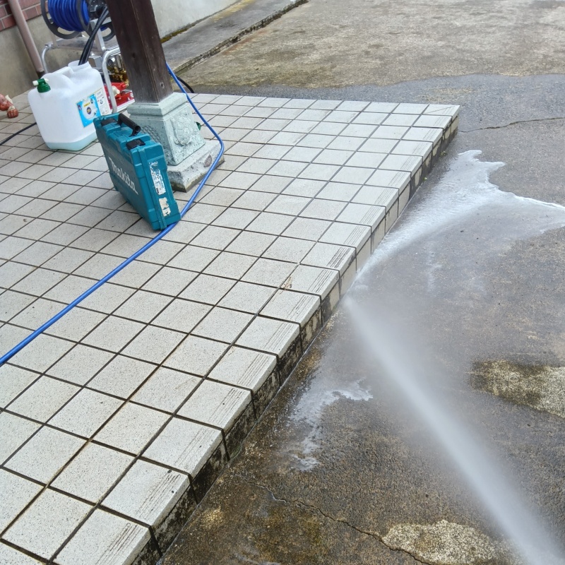 建物まわりにシロアリ駆除剤を散布