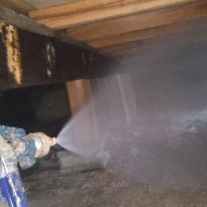 床下の土壌にシロアリ駆除剤を散布