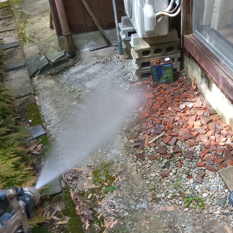建物まわりにシロアリ駆除剤を散布