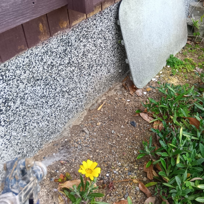 建物まわりにシロアリ駆除剤を散布