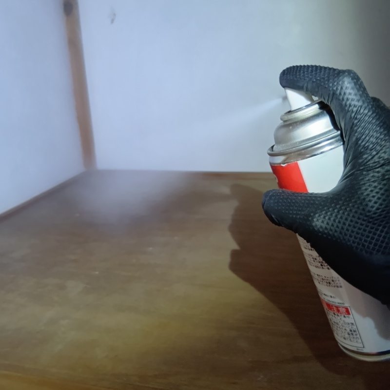 殺虫剤をスプレー