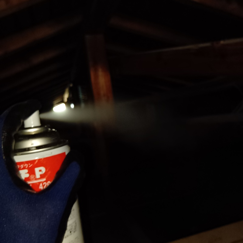 殺虫剤をスプレー