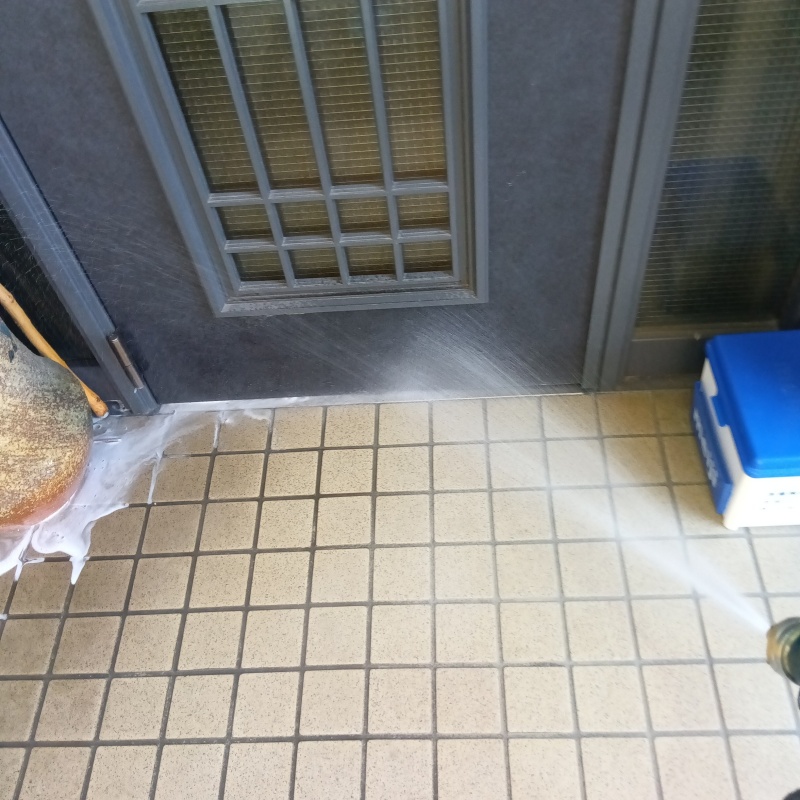 玄関まわりにシロアリ駆除剤を散布