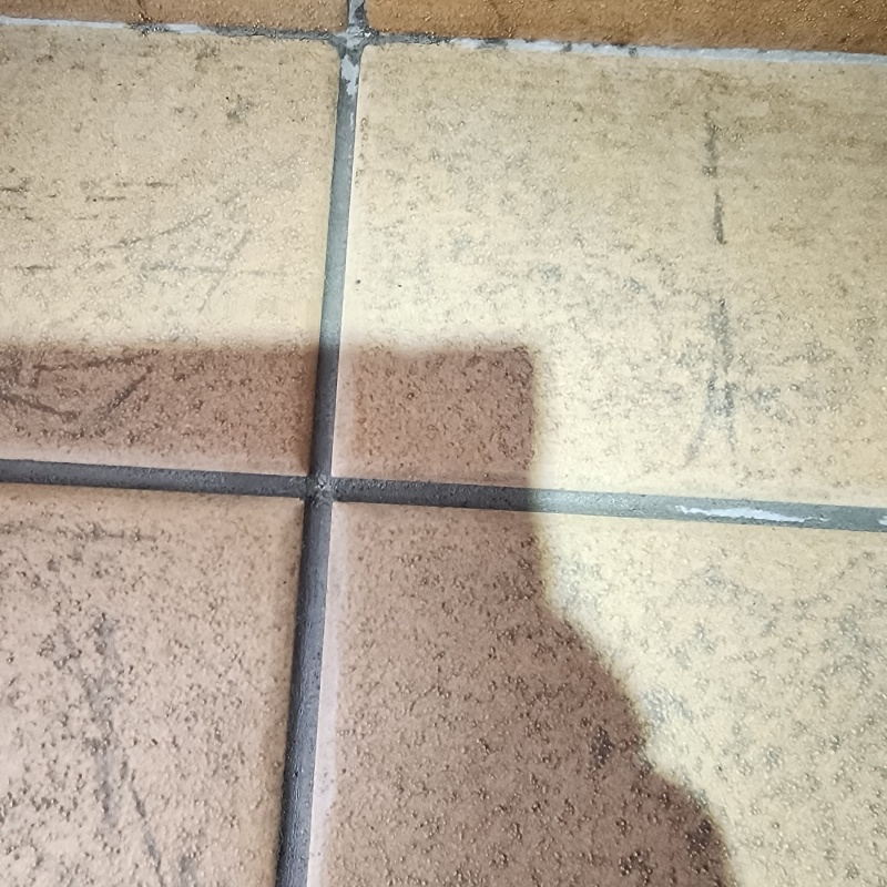 開けた穴をパテで補修