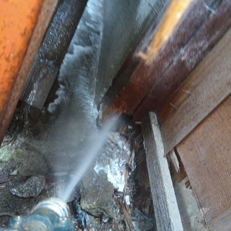 柱（木部）にシロアリ駆除剤を散布