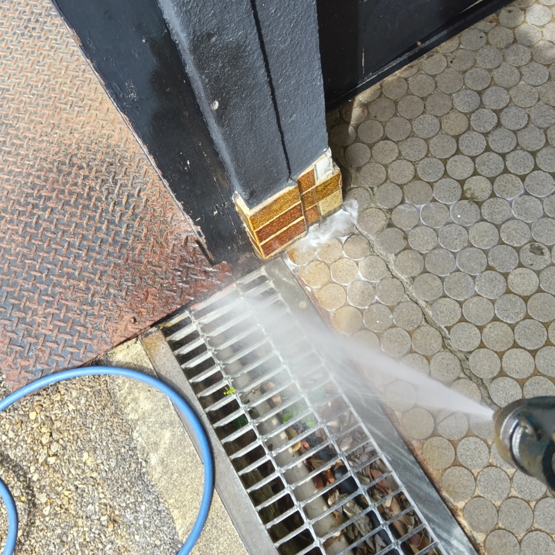 敷地内の地面にシロアリ駆除剤を散布