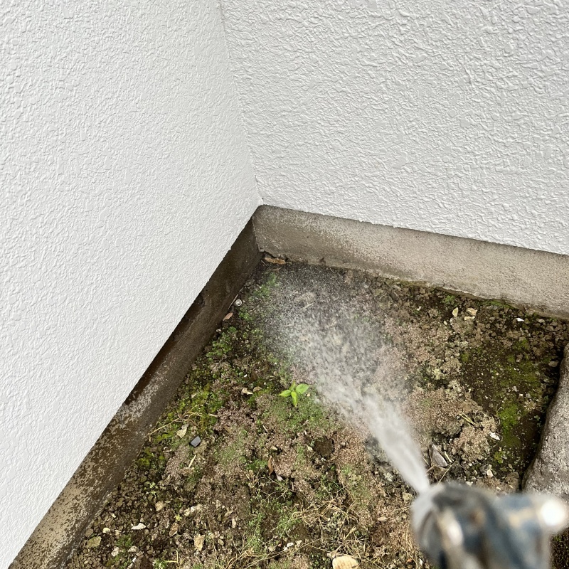 建物まわりの地面にシロアリ駆除剤を散布