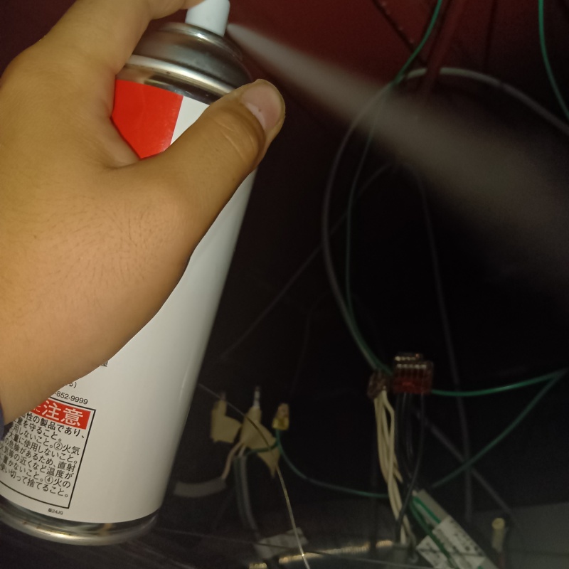 殺虫剤をスプレー