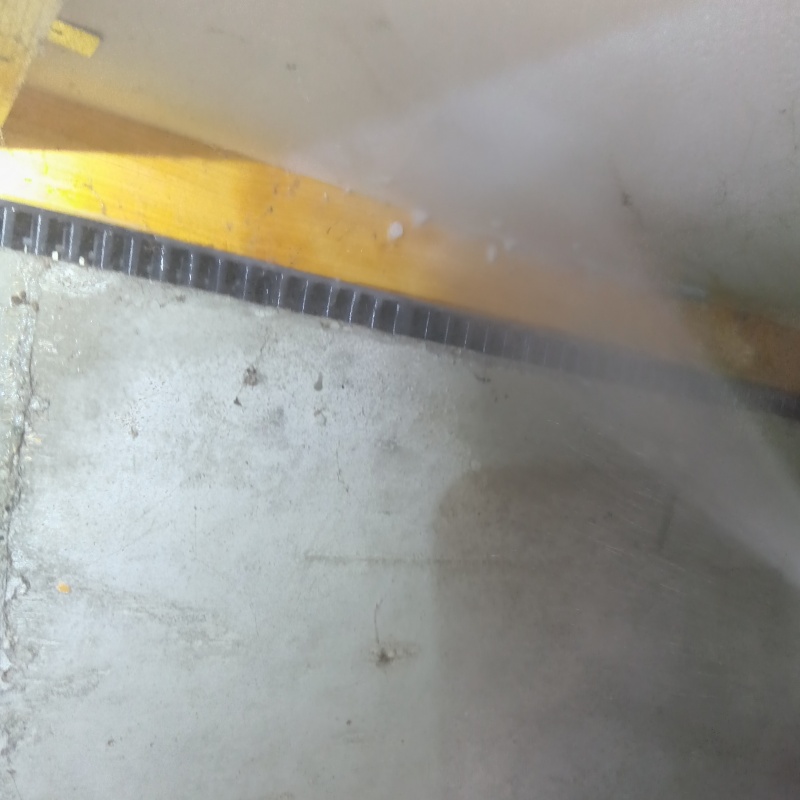 床下の木材にシロアリ駆除剤を散布