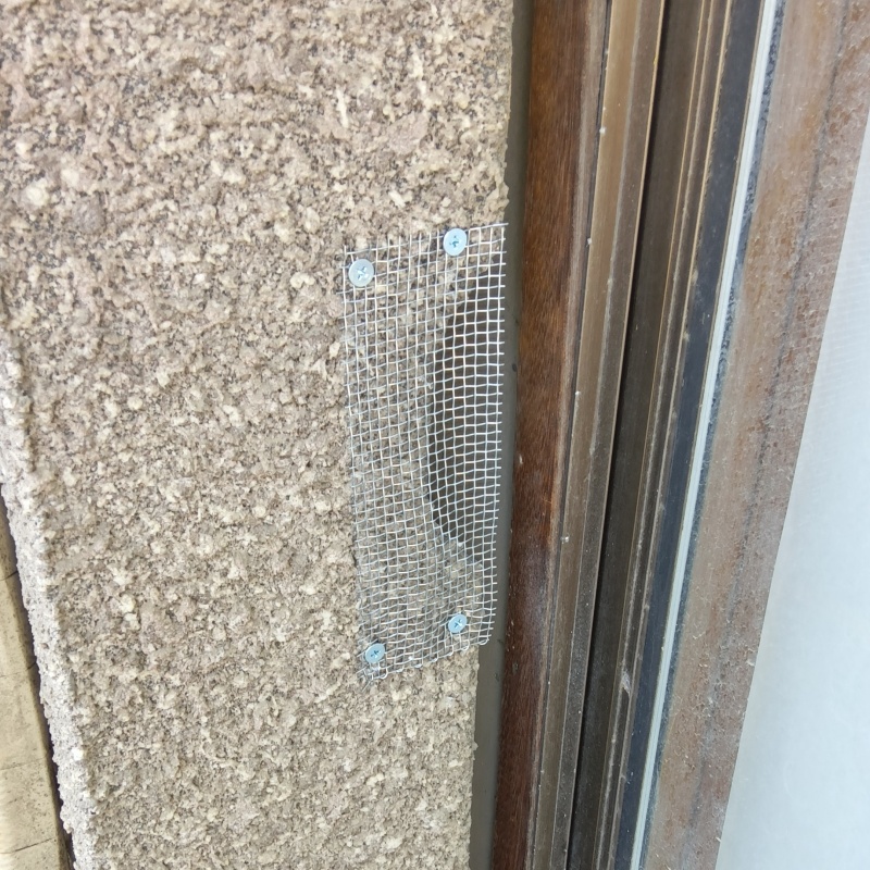 戸袋をネットで封鎖
