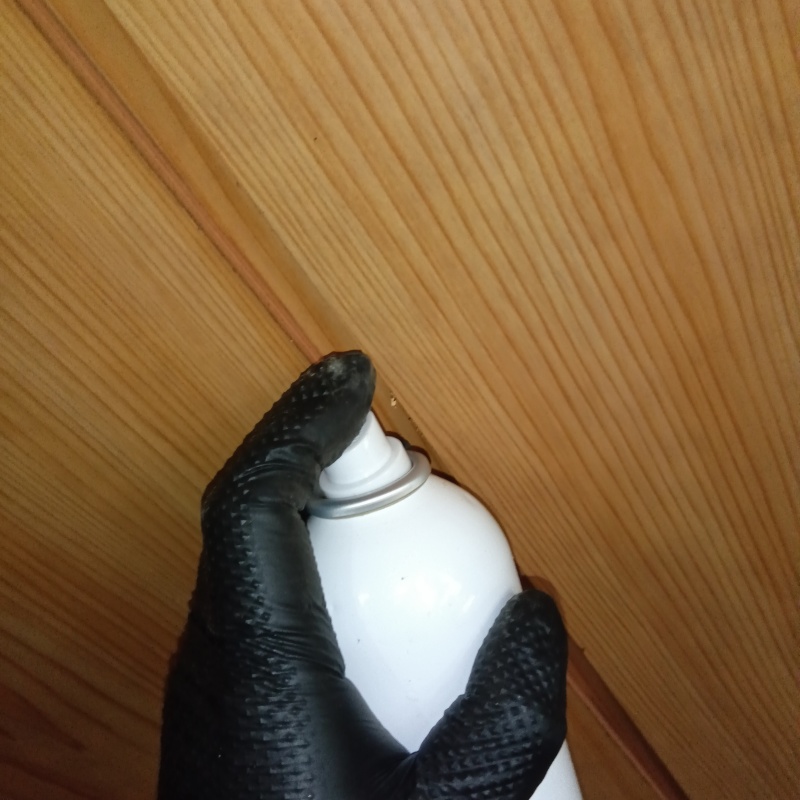 天井のすき間から忌避剤をスプレー