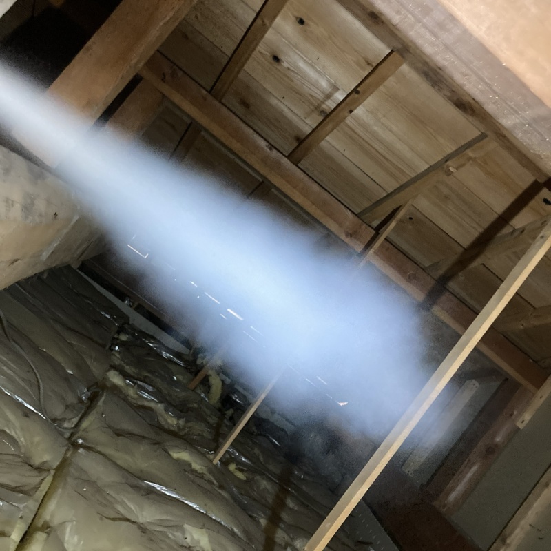 屋根裏に忌避剤をスプレー
