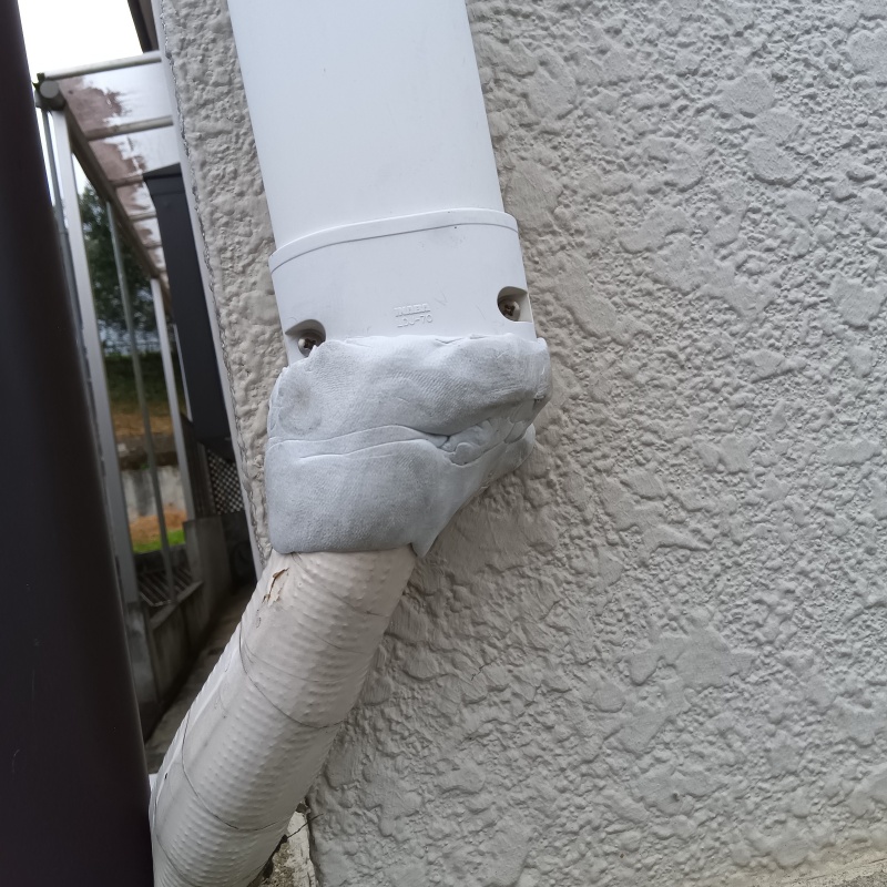 配管のつなぎ目をパテで封鎖