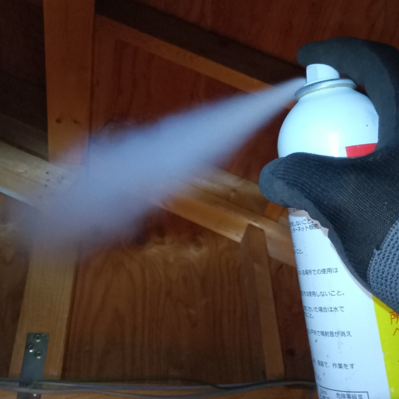 屋根裏に忌避剤をスプレー