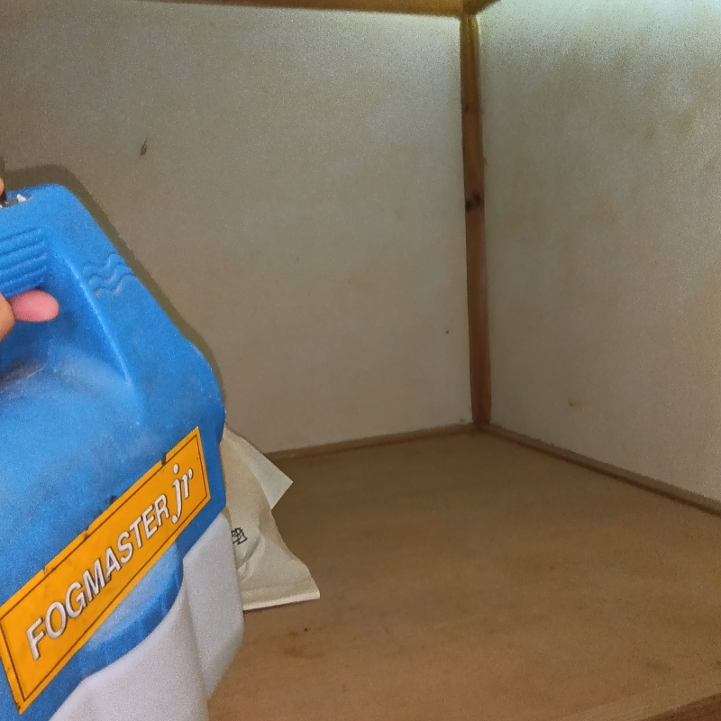 押し入れに除菌剤を散布