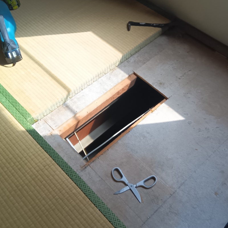 和室の床を切り抜いた様子