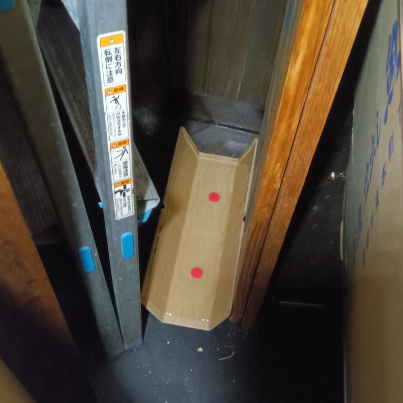 すき間に粘着シートを設置