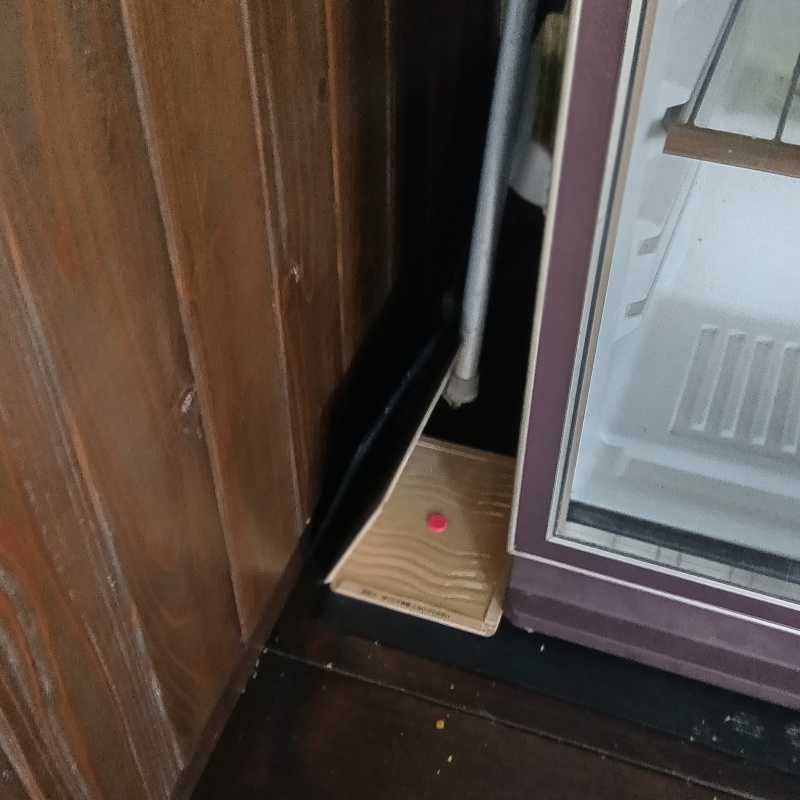 すき間に粘着シートを設置