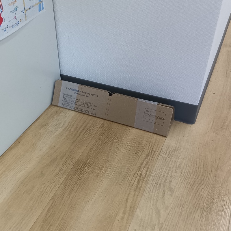 壁際に粘着シートを設置